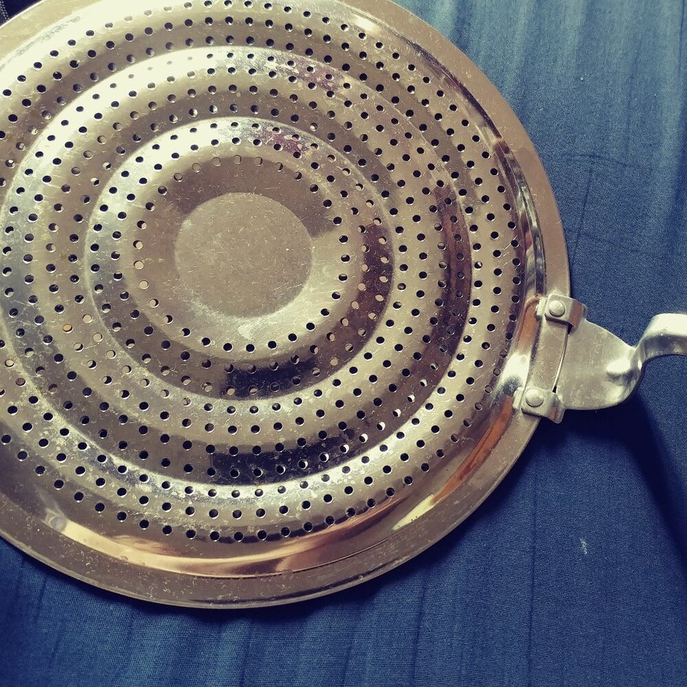 Perforated 9-Inch pizza pan with the handle - Picture 2 of 3